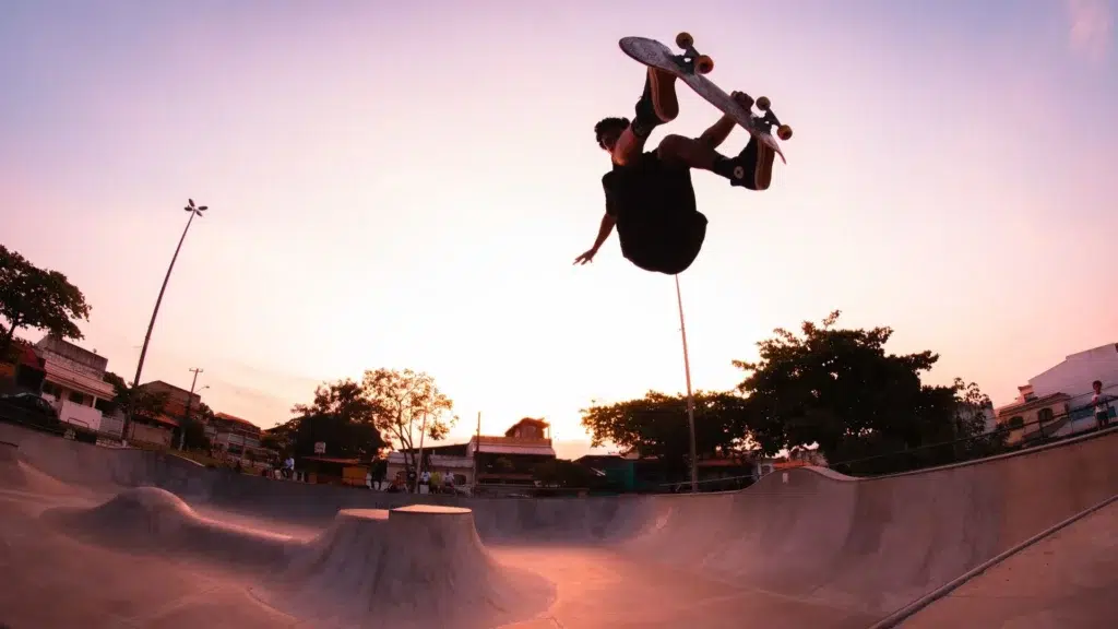 personne en train de faire du skate dans un park